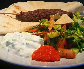 Kebabspett med fatoush och tzatsiki