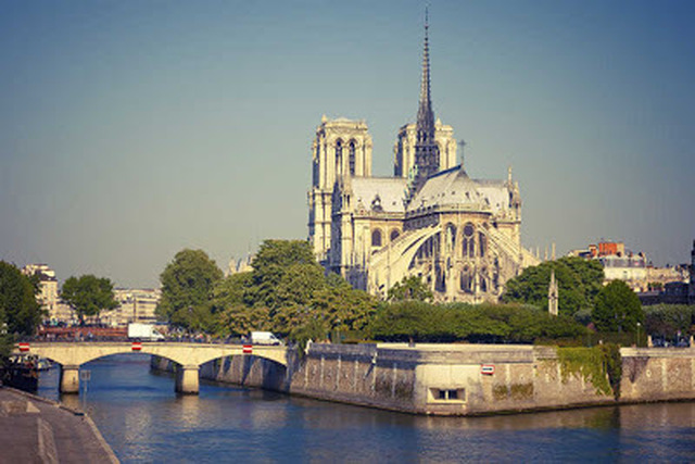 Notre-Dame stod i lågor