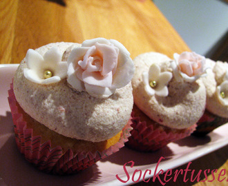 Vanilj Cupcakes med Vitchoklad & Jordgubbsfrosting