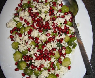 Brysselkålsallad med granatäpple och fetaost