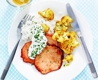 Kassler med currystekt blomkål och gräslöksyoghurt