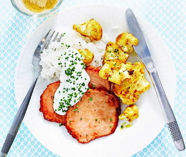 Kassler med currystekt blomkål och gräslöksyoghurt