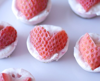 Mini cheesecakes med hjärtformade jordgubbar