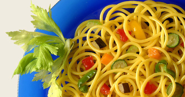 Spaghetti  arcobaleno ("regnbågsspaghetti")