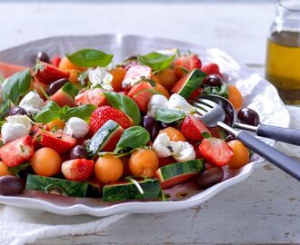 Sommarsallad med melon, jordgubbar, burrata och oliver