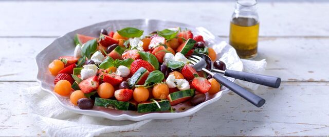 Sommarsallad med melon, jordgubbar, burrata och oliver