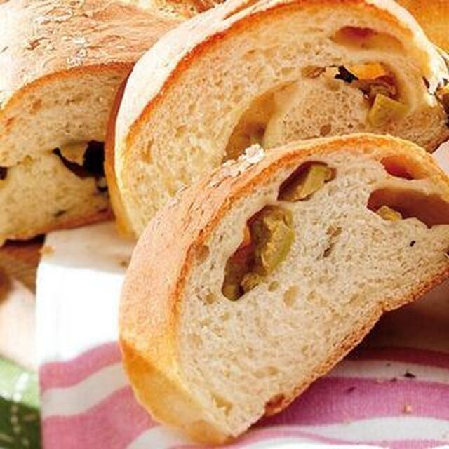 Fyllt bröd med mozzarella och oliver