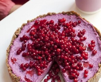 Nötfri Rawfood Lingon Mousse Tårta med Rårörda Lingon