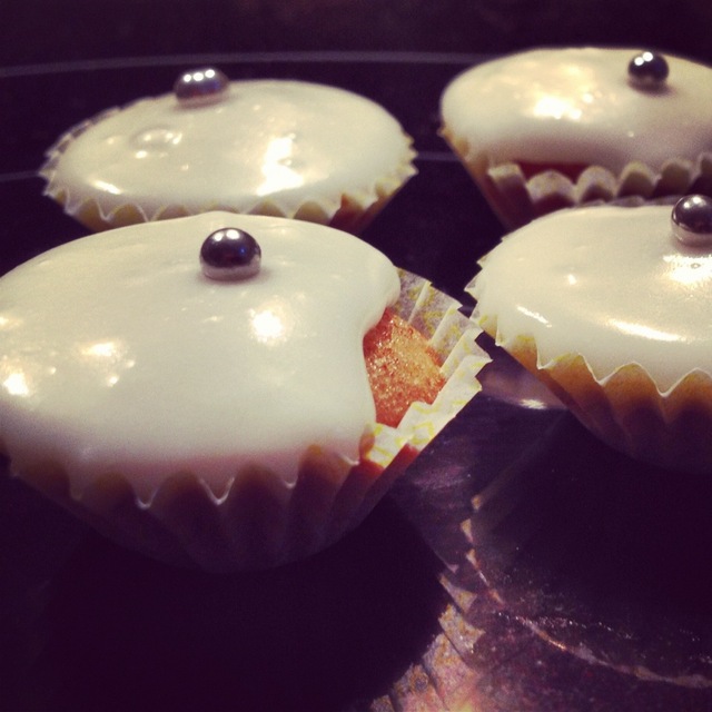 Minimuffins gjorda på äppeljuice med kanel
