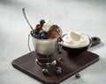 Chokladglass med nougatsås och blåbär 4