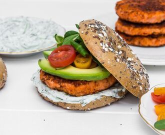 Laxbagels med basilika- och dillfärskost, snabbpicklade körsbärstomater, avokado & mache