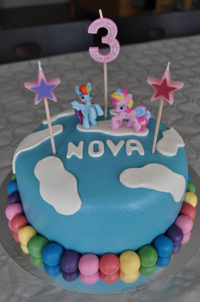 Regnbågstårta My little ponytårta till Nova!