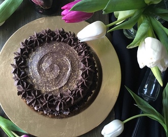 Double Chocolate and Peanut Layer cake ~ Choklad och jordnötsmaräng tårta