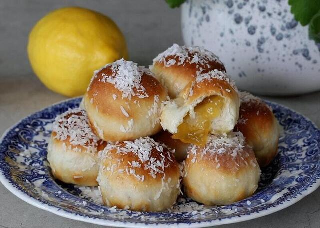 Snabba bullar med lemon curd och kokos