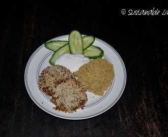 Sesampanerade linsbiffar med couscous och citronyoghurt