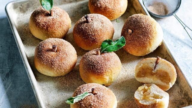 Äppelfyllda smörbullar med kanelsocker