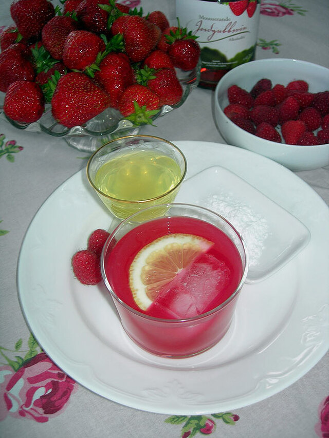 Isad rabarbersoppa och jordgubbar med Limoncello
