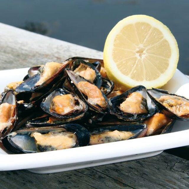 Grillade musslor med vitlökssmör | Recept | Skaldjur recept, Recept, Musslor recept