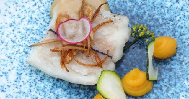Scabbard fish med sötpotatispuré, krämig fisksås och friterad schalottenlök