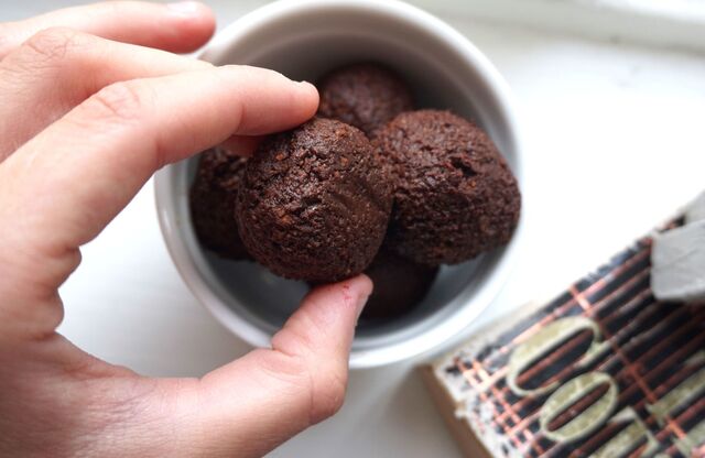 Raw salty lakrits-och chokladbollar