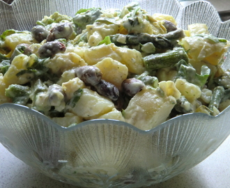 Krämig potatissallad med sparris, kronärtskockor, ruccola och oliver
