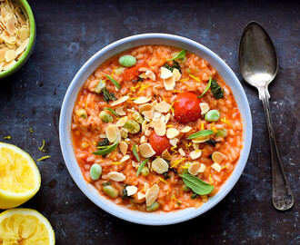 Vegansk tomatrisotto med salvia, citron och bondbönor