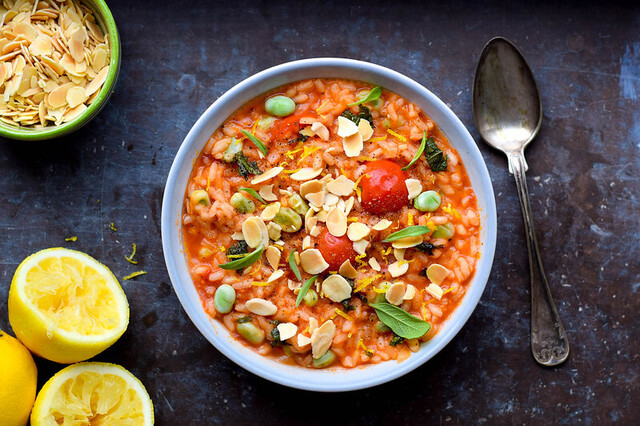 Vegansk tomatrisotto med salvia, citron och bondbönor