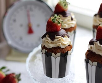 Vit choklad cupcakes med vanilj frosting & choklad ganache