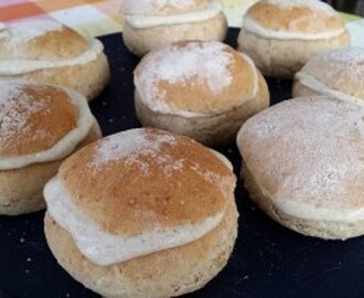 Aperetif semla med tofu och soltorkade tomater.