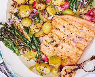 Grillad sallad niçoise med lax och senapsdressing