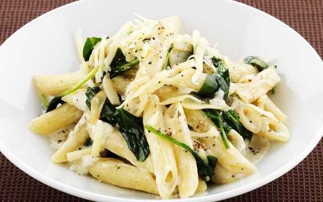 Pasta med rostad vitlök och karljohan crème fraiche