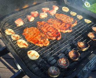 Grillad karré med chilivitlökschampinjoner, knipplök, la vache qui rit, basilikatzatziki och färskpotatis