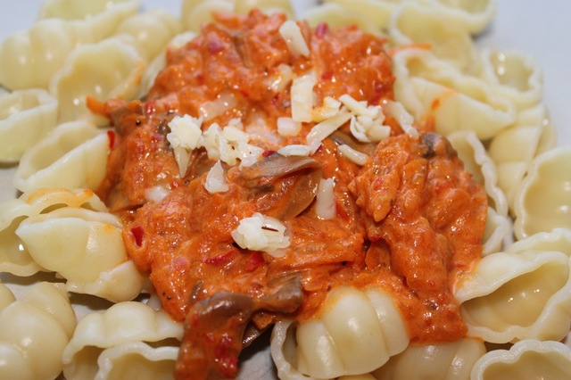 Underbar vegetarisk pastasås med morötter, champinjoner och ajvar
