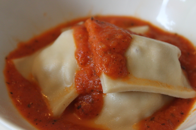 Glutenfria ravioli med tomatsås