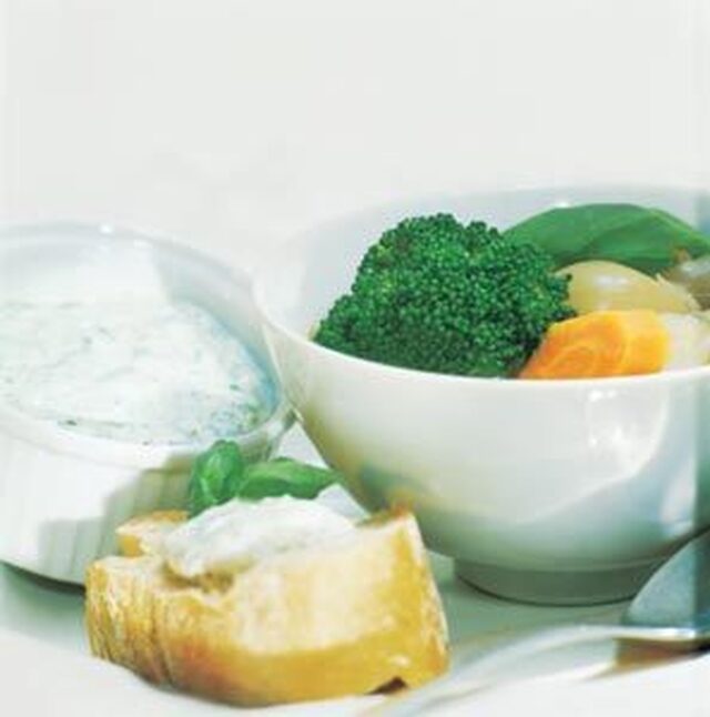 Grönsakssoppa med vitlök och basilika