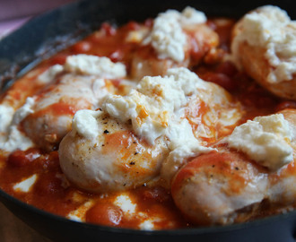 Stekta kycklingfiléer i vitlök- och tomatsås toppad med mozzarella