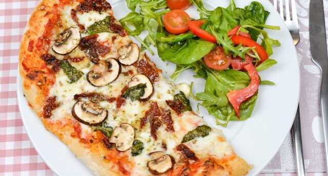 Vegetarisk pizza med soltorkad tomat
