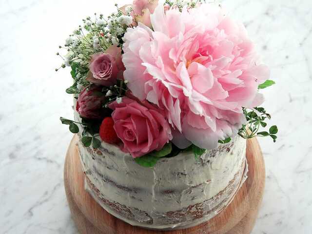 Naked cake med jordgubbar och blommor