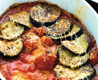 Auberginegratäng med tomat, vitlök och parmesan