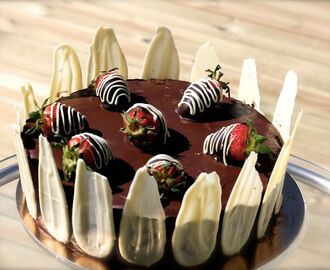 Chokladmoussetårta med chokladganache och chokladdoppade jordgubbar