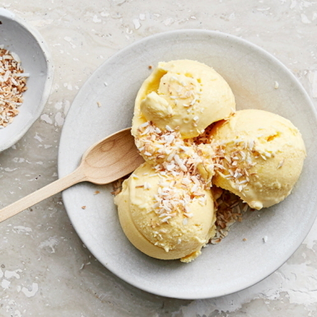 Mango- och yoghurtglass med rostad kokos