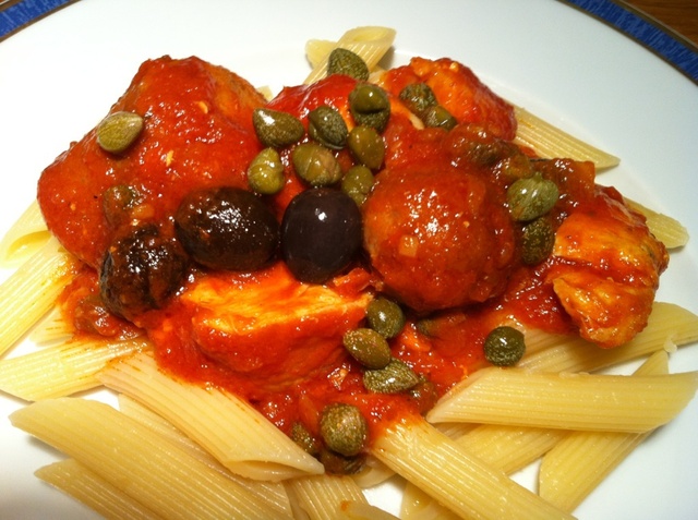 Kycklinggryta med salsiccia, tomat, oliver och kapris