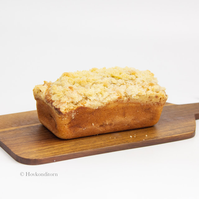 Banana Cake with Crumbs