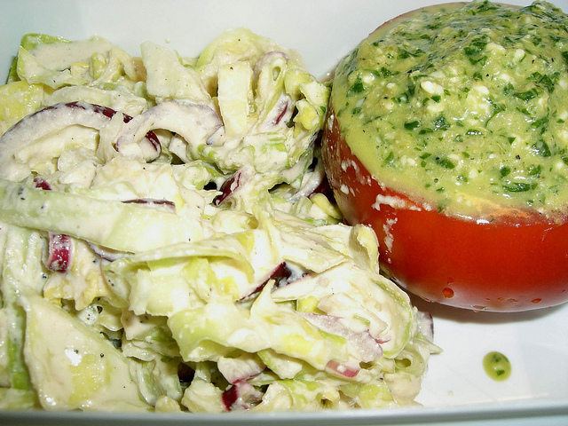 Raw coleslaw och pestofyllda tomater (2 port)