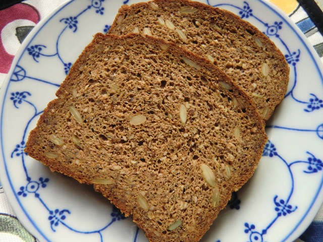 Ännu en variation på grovt glutenfritt formbröd - med sesamfrön, hampafrön, teffmjöl, hirsmjöl och havtornspulver