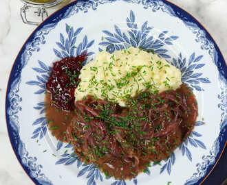 Vegansk pannbiff med löksky och potatismos