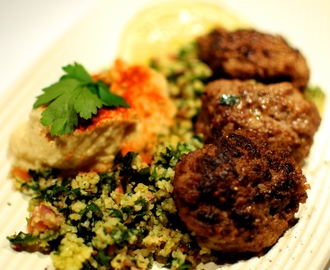 Grekiska köttbullar med tabbouleh och hummus