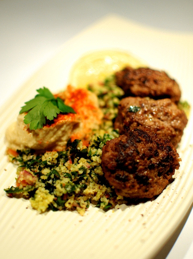 Grekiska köttbullar med tabbouleh och hummus