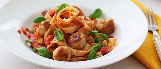 Spagetti med kycklingköttbullar i tomatsås med basilika