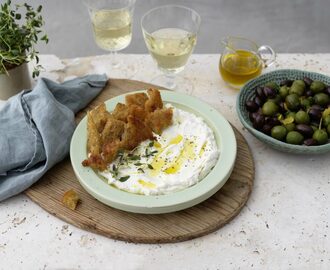 Vispad feta och ricotta med surdegskrutonger och olivolja